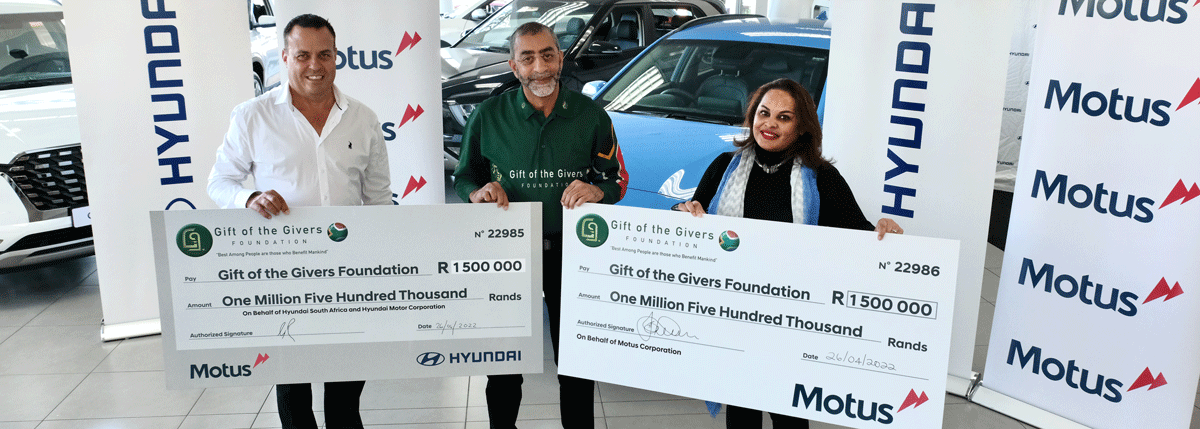 Hyundai and Motus make donation to flood victims